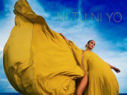 En la imagen, Jlo aparece luciendo un traje amarillo de enorme vuelo que deja al descubierto su pierna izquierda. INSTAGRAM / jlo