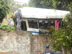 El accidente ocurrió cerca de las 12 horas cuando el chofer perdió el control del microbús. TWITTER / @pcmichoacan