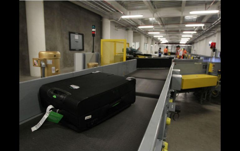 El pasado miércoles Volaris aseguró que continuará cobrando por la primera maleta documentada en sus vuelos entre México y EU. EL INFORMADOR / ARCHIVO