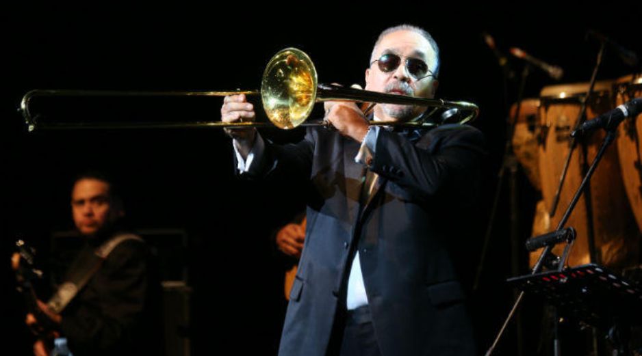 Willie Colón con su instrumento de viento ante los espectadores del Teatro Diana. EL INFORMADOR / G. Gallo