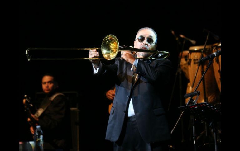 Willie Colón con su instrumento de viento ante los espectadores del Teatro Diana. EL INFORMADOR / G. Gallo
