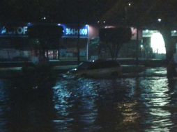 Seis automóviles quedaron varados en algunos puntos del municipio. ESPECIAL /