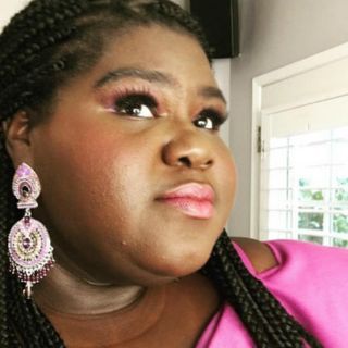 Actriz de ‘Precious’ practica yoga aérea