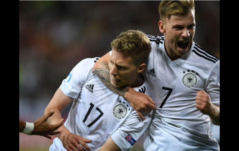 Wiser (I) celebra con Meyer (D) el tanto que vale el campeonato para Alemania. AFP / P. Nowak