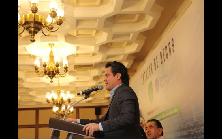 Aristóteles Sandoval hizo entrega de 247 de las becas a los jóvenes, en un evento en Casa Jalisco. ESPECIAL / Aristóteles Sandoval