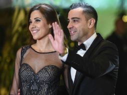 Xavi Hernández es compañado por su pareja, Núria Cunillera. AFP / E. Abramovich