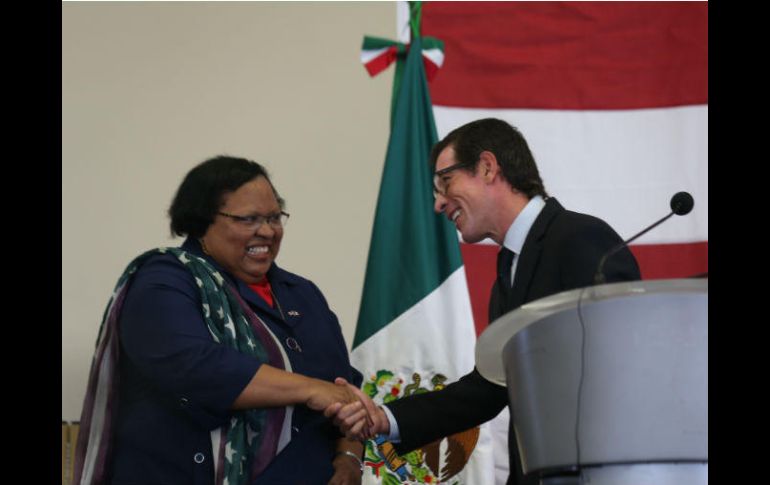 Tanya Anderson, encargada del consulado general de EU en Guadalajara, saluda a Miguel Castro Reynoso, titular de la Sedis. EL INFORMADOR / G. Gallo