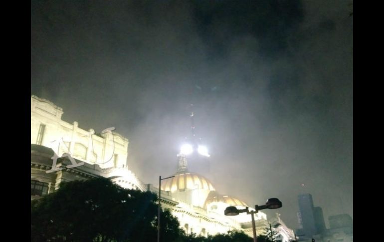 Inmediatamente después de que se reportara el hecho, el cuerpo de Bomberos acudió al sitio para sofocar el fuego. TWITTER / @alertasurbanas