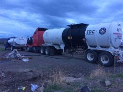 Dos de los vehículos con combustible robado asegurados por las autoridades. ESPECIAL /