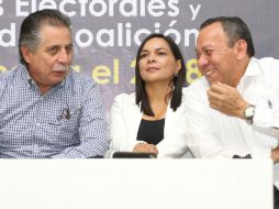 Los perredistas Jesús Ortega, Beatriz Mojica y Jesús Zambrano, durante un evento de la corriente perredista 'Nueva Izquierda'. SUN / B. Fregoso