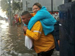 Elementos de policía ayudaron a varios ciudadanos a cruzar las calles inundadas. TWITTER / @SSP_CDMX
