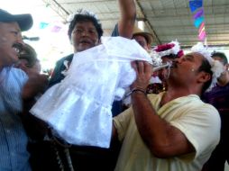 Este viernes la ‘princesa lagarto’ llegó a la ceremonia vestida de blanco; se realizó una fiesta con mucha comida. EFE / P. Rasgado