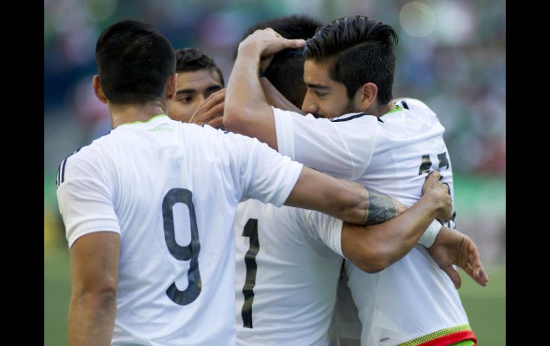 Los jugadores celebran uno de los dos goles que le metieron a Paraguay. MEXSPORT / V. Posadas