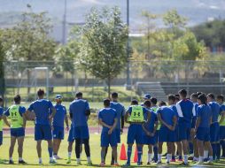Francisco Jemez da indicaciones a sus jugadores. El equipo se prepara para el torneo Apertura que comenzará el 21 de julio. MEXSPORT / O. Martínez