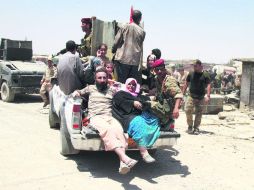 Apoyo. Desplazados iraquíes a su llegada al lugar de las fuerzas de Iraq, en Mosul. EFE /