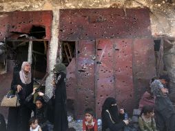 Las fuerzas iraquíes llevan un exhaustivo control a los hombres que llegan a través de los corredores seguros. AFP / A. Al-Rubaye