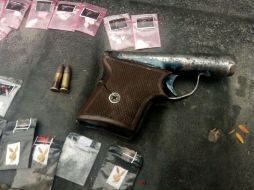 Los oficiales aseguran también un arma de fabricación casera abastecida. ESPECIAL / Policía de Guadalajara