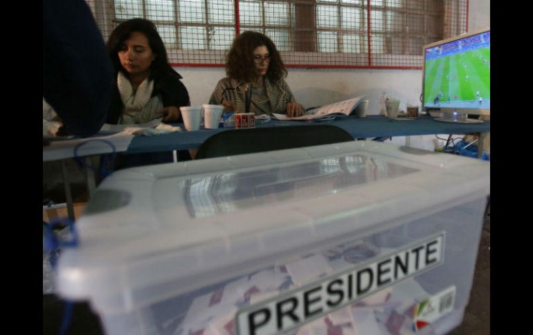 Van 10 mil 736 mesas escrutadas de un total de 14 mil 355. EFE / E. Garay