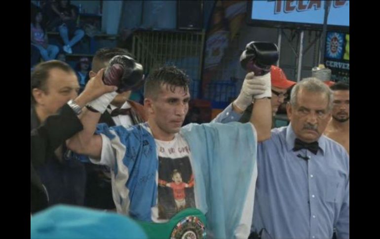 El combate dejó como campeón a un argentino que vino a México para robarle la gloria al peleador local. TWITTER /