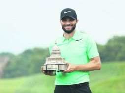 Kyle Stanley posa con su trofeo de campeón después de coronarse ayer en el torneo Quicken Loans National. AFP /