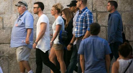 Spears (c) visitó el Muro de las Lamentaciones y sus túneles; su equipo de seguridad intentó mantener alejados a paparazzis y fans. TWITTER / @BritneyArmy_MX