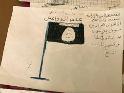 El pequeño Ayman Yúnes Jalil dibujó con rotuladores la bandera oscura del Estado Islámico, que veía todos los días en su ciudad. EFE / J. Martín