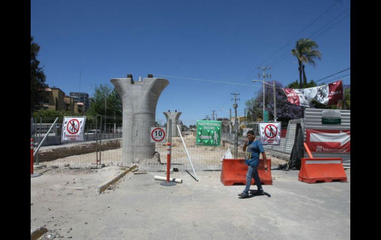 El 11 de mayo se restringió el paso vehicular en un carril de Ávila Camacho en su cruce con Avenida Patria. EL INFORMADOR / ARCHIVO