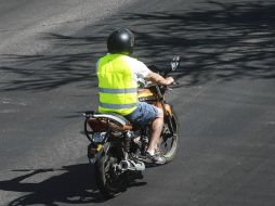 La ley estipula que los motociclistas deben portar un chaleco reflejante con las placas impresas en ellos. EL INFORMADOR / ARCHIVO
