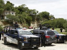 Policías estatales custodian el acceso a Huehuetlán el Grande, en Puebla, luego de que un grupo armado atacara varias viviendas. EFE / F. Guasco