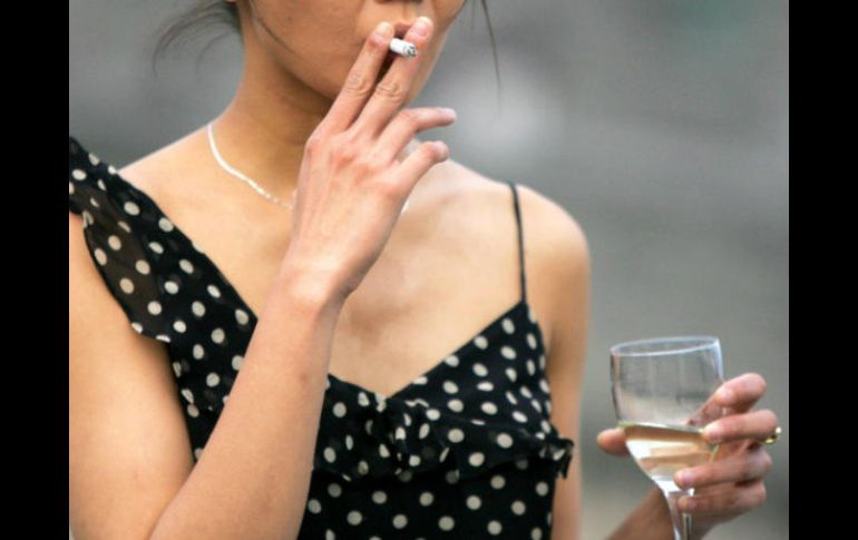 Una persona que se estresa suele hacer cosas malas para su corazón: fumar, beber o comer alimentos ricos en grasas, azúcar y sal. AP / ARCHIVO