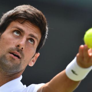 Djokovic avanza en Wimbledon por retiro de rival