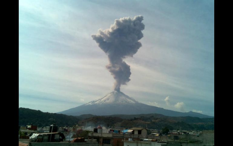 La red de monitoreo sísmico en el Volcán de Fuego El Colima se fortifica. AP / ARCHIVO
