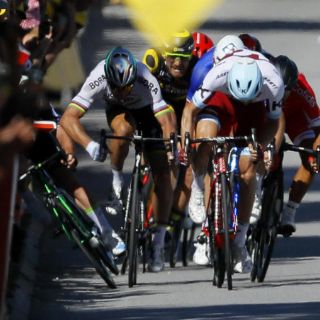 Video muestra choque intencional en el Tour de Francia