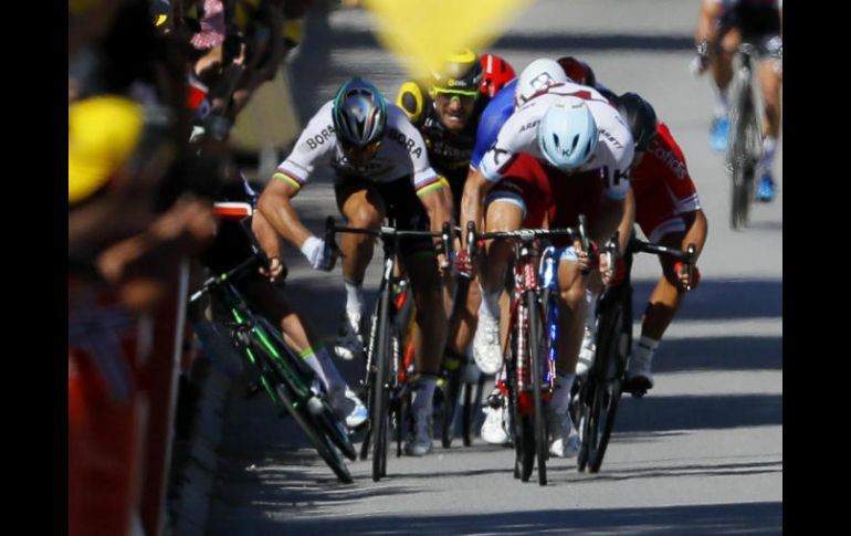 Pese al hecho, Sagan, vencedor en la etapa previa, terminó segundo este día por detrás del francés Arnaud Demare. EFE / R. Ghement