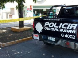 Un grupo de hombres armados irrumpió en la farmacia ubicada en la avenida Presa Laurel, en la colonia Tetlán. ESPECIAL /