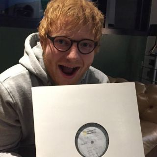 Ed Sheeran deja Twitter tras insultos de usuarios