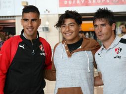 Los jugadores atlistas se tomaron fotos con aficionados en el aeropuerto Miguel Hidalgo antes de volar rumbo a EU. ESPECIAL / Atlas FC