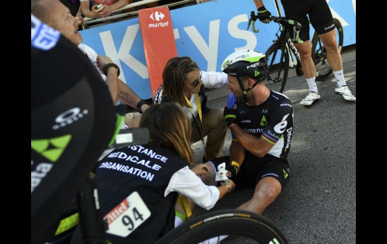 Aunque el británico logró cruzar la línea de meta se verá obligado a retirarse. AP / S. Mantey