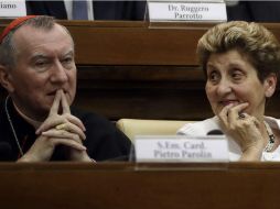 Mariella Enoc, presidenta del hospital Bambino Gesu, junto al cardenal Pietro Parolin. AP / A. Tarantino