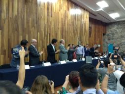Entre aplausos y lágrimas, Norma Romero recibió su reconocimiento. TWITTER / @udg_oficial