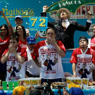 Un hombre bate su propio récord y come 72 hot dogs