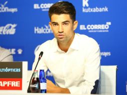 Durante la presentación con su nuevo equipo y a preguntas de los medios, el joven dice: ''Soy Enzo, un jugador diferente''. TWITTER / @Alaves