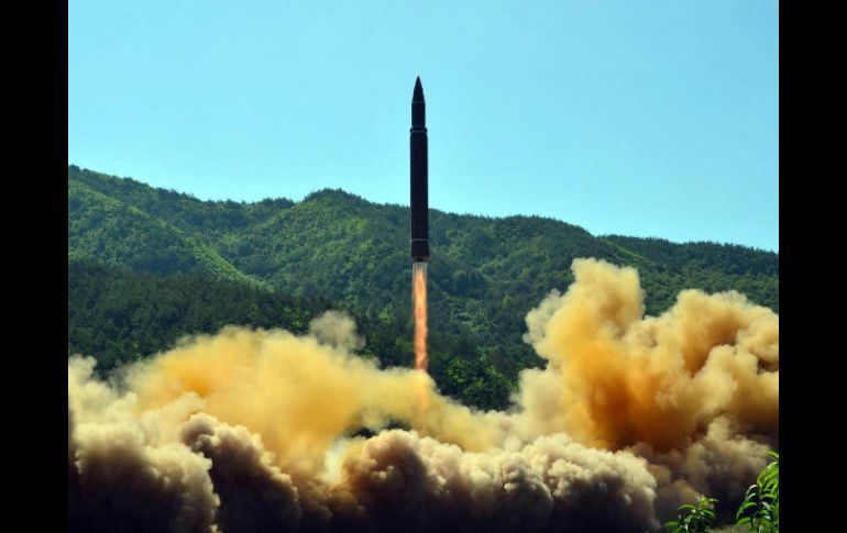 Corea del Norte lanzó un misil balístico que ha provocado reacciones internacionales. AFP / ARCHIVO