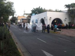 Un grupo de colonos de diferentes municipios acompaña al gremio de mecánicos este miércoles. TWITTER / @MovilidadJal