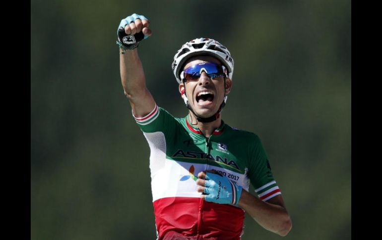 El transalpino atacó a 2.3 kilómetros para la meta, que cruzó por delante de Daniel Martin, Chris Froome y Richie Porte. EFE / Y. Valat