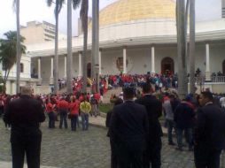 Decenas de personas detonan cohetes de fuegos artificiales, desatando el caos en jardines del Legislativo. TWITTER / @AN2015VEN