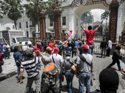 Presuntos simpatizantes del gobierno ingresaron a la Asamblea para agredir con palos, barras de metal y petardos a los diputados. EFE / M. Gutiérrez