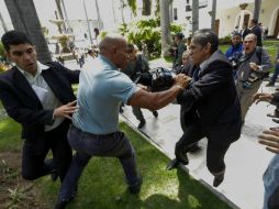 Grupos organizados irrumpieron de manera violenta en la Asamblea Nacional, hiriendo a varios legisladores. EFE / C. Hernández