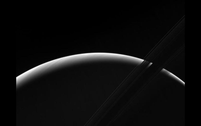 La imagen forma parte de las 22 inmersiones previstas entre Saturno y sus anillos antes de concluir su misión. TWITTER / @CassiniSaturn