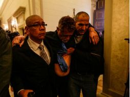 Algunos de los agresores portaban con palos y entraron después por la fuerza a la sede del Legislativo. EFE / C. Hernández